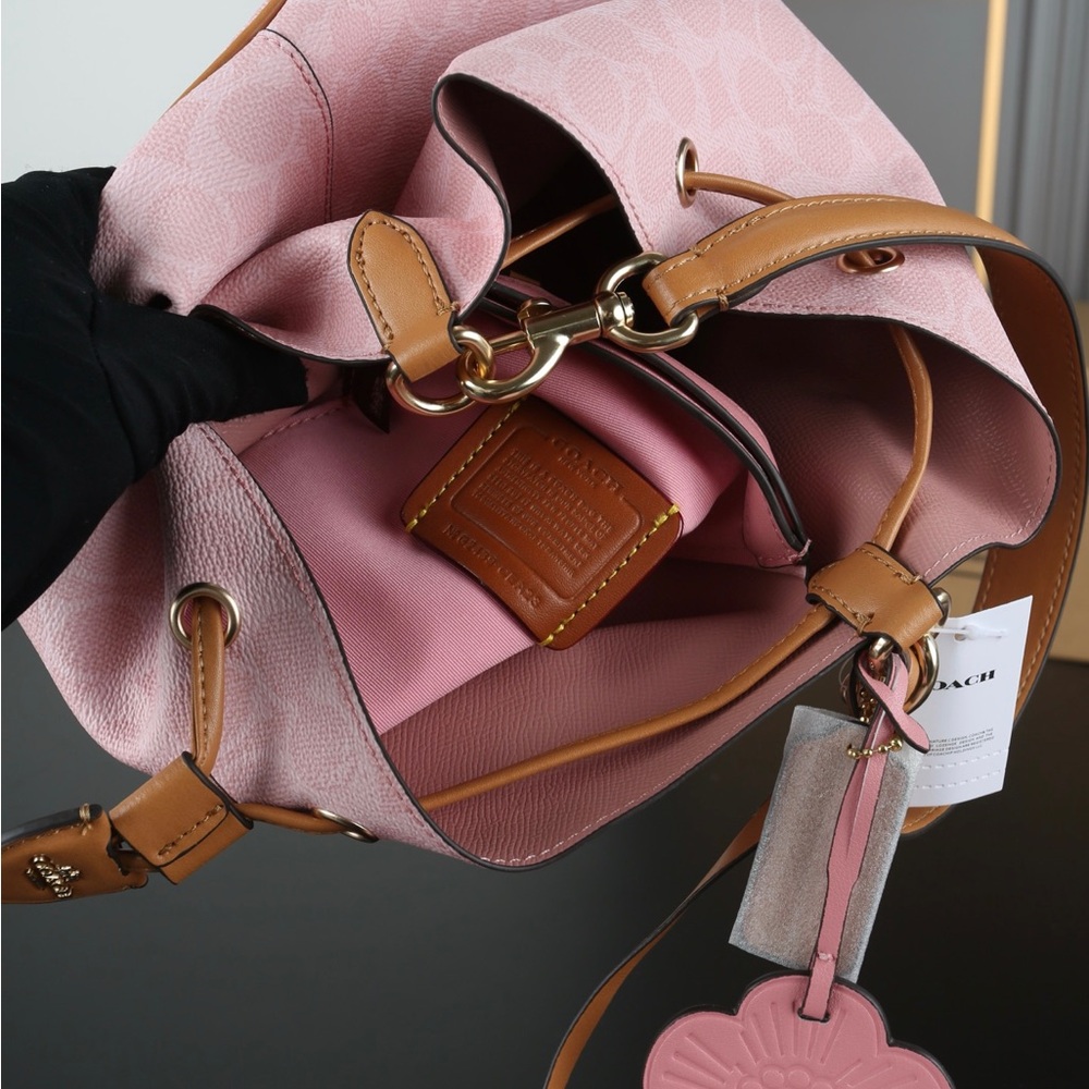 🍷🍷🍷Coach Rowan Bucket Bag in Signature Canvas w/ Charms - Picture 4 of 8